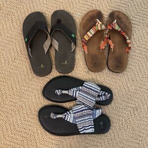 Bundle of Sanuk sandals (8)